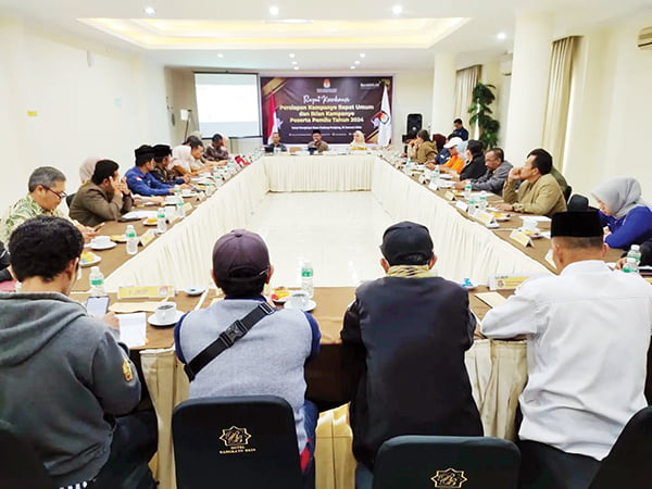 RAPAT KOORDINASI— KPU Padang Panjang menggelar rakor persiapan kampanye rapat umum dan iklan kampanye peserta Pemilu 2024, Selasa (16/1) di Hotel Rangkayo Basa.