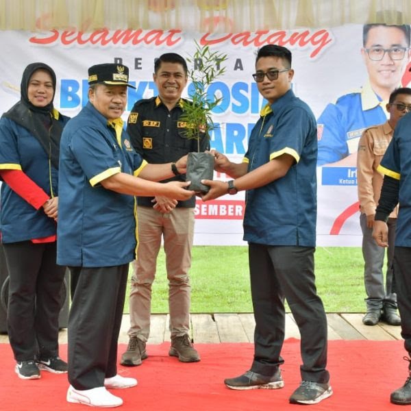 Libatkan 230 Anggota, Karang Taruna Agam Gelar Bakti Sosial di Baso 1 BAKTI SOSIAL— Bupati Agam Andri Warman membuka bakti sosial Karang Taruna Agam, di Nagari Simarasok Baso.