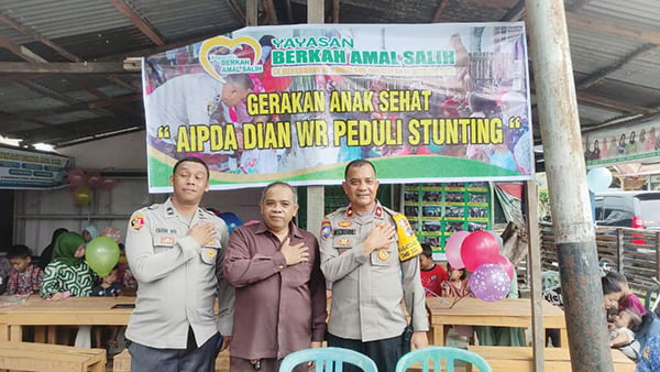 PEDULI STUNTING— Kasat Binmas Polresta Padang Kompol Muzhendri, Aipda Dian WR dan Saribulih, saat pencanangan Gerakan Anak Sehat “Aipda Dian WR Peduli Stunting”, Kamis (17/1).