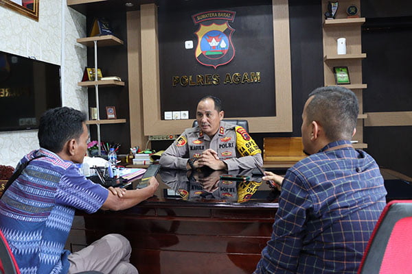 WAWANCARA— Kapolres Agam AKBP Muhammad Agus Hidayat, saat diwawancarai media, Minggu (31/12).
