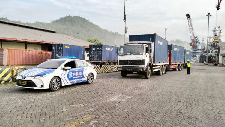 Polda Sumbar Kawal Pendistribusian Logistik Pemilu 2024 1 KAWAL— Personel Polda Sumbar kawal pendistribusian surat suara Pemilu 2024 ke daerah.