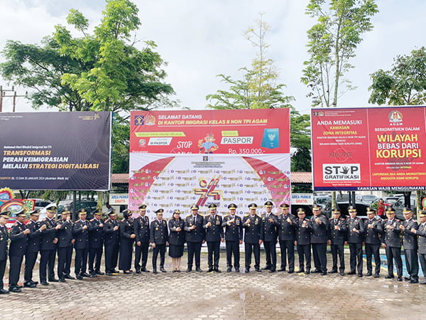 HARI BHAKTI IMIGRASI— Kementerian Hukum dan HAM (Kemenkumham) memusatkan peringatan Hari Bhakti Imigrasi ke-74 di Kantor Imigrasi Agam, Jumat (26/1).