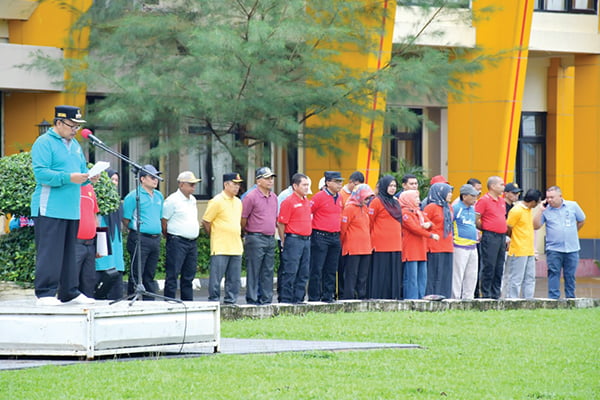 Apel HAB ke-78, Bupati: Tingkatkan Semangat Pengabdian, Harmoni dan Netralitas 1 INSPEKTUR UPACARA— Bupati agam Andri Warman menjadi inspektur upacara dalam apel HAB ke-78, di halaman
Kantor Bupati Agam, Rabu (3/1).