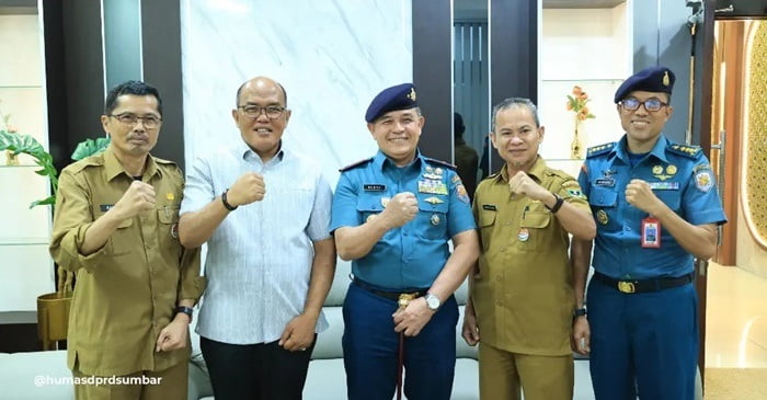 kunjungan silaturahmi— Ketua DPRD Sumbar Supardi menyambut kunjungan silaturahmi Komandan Lantamal II Padang, Laksamana Pertama TNI Benny Febri saat berkunjung ke Kantor DPRD Sumbar.