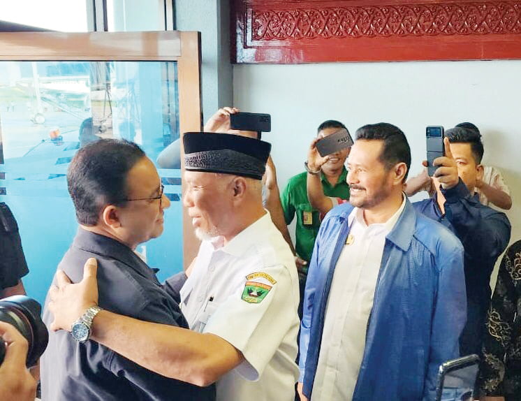 SAMBUT KEDATANGAN— Ketua DPW PKS Sumbar menyambut kedatangan Calon presiden Anis Baswedan di BIM Padang, Rabu (3/2).