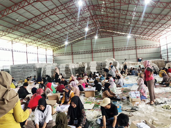 LIPAT SURAT SUARA— Proses penyortiran dan pelipatan surat suara di gudang logistik KPU Tanah Datar.