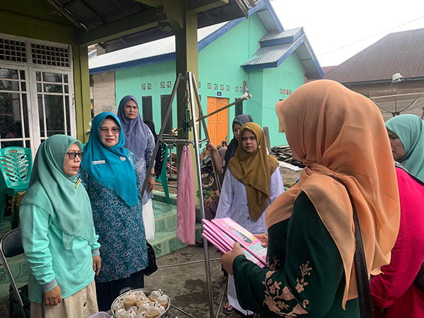 KUNJUNGI—Ketua TP-PKK Pasaman Barat Ny. Titi Hamsuardi bersama Kabid Kesmas Dinas Kesehatan Indriani Djusair melakukan kunjungan lapangan.