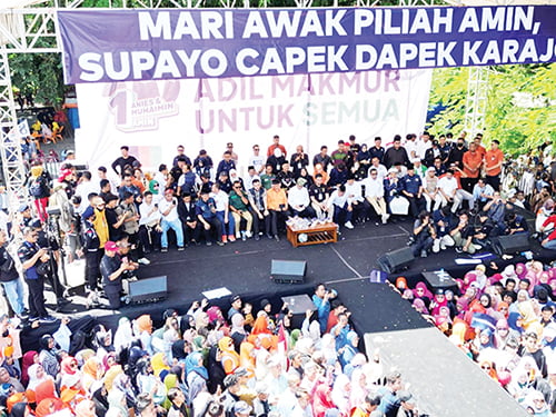 Kampanye Akbar di Padang, Anies Janjikan Perubahan 1 KAMPANYE AKBAR— Kampanye Akbar Capres nomor urut 1, Anies Baswedan di pelataran parkir GOR H. Agus Salim Padang, Kamis (25/1).