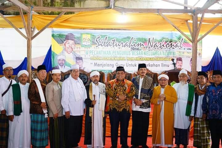 FOTO BERSAMA— Ketua Yayasan Ponpes Nurul Yakin Drs. Idarussalam berfoto bersama dengan Bupati Suhatri Bur bersama ulama pengasuh pondok..