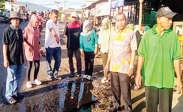 Ketua pemuda Kelurahan Pisang Syamsul Rizal bersama RW tokoh masyarajat serta warga saat meninjau lokasi jalan di Sipang pisang