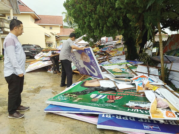 APK MENUMPUK— Komisioner Bawaslu Kota Payakumbuh Aan Muharman bersama staf saat merapikan APK Caleg yang menumpuk di halaman kantor bawaslu Kota Payakumbuh.