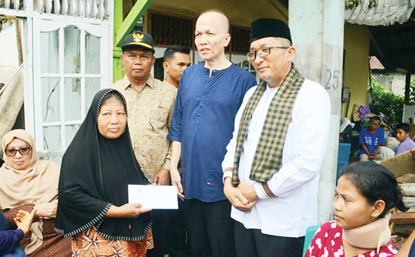 4 Pemilik Rumah Korban Pohon Tumbang Terima Bantuan Rp1,5 Juta 1 BANTUAN TANGGAP DARURAT— Wali Kota Hendri Septa menyerahkan bantuan tanggap darurat sebesar Rp1,5 juta untuk empat pemilik rumah yang tertimpa pohon tumbang, di jalan Palembang, RT 02 RW 02, Kelurahan Gates Nan XX, Kecamatan Lubeg.