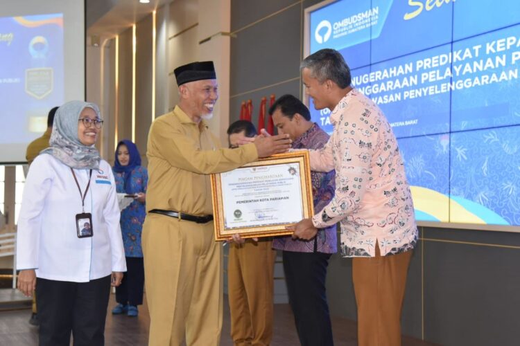 SERAHKAN PENGHARGAAN— Gubernur Mahyeldi Ansharullah, serahkan penghargaan pada Pj Wali Kota Pariaman, Roberia.