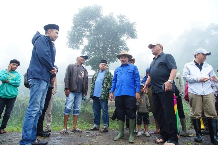 GORO BERSAMA WARGA— Bupati Tanahdatar Eka Putra ikut goro bersama warga di Masjid Ashaliyah,  Kapalo Koto, Sabtu (27/1).