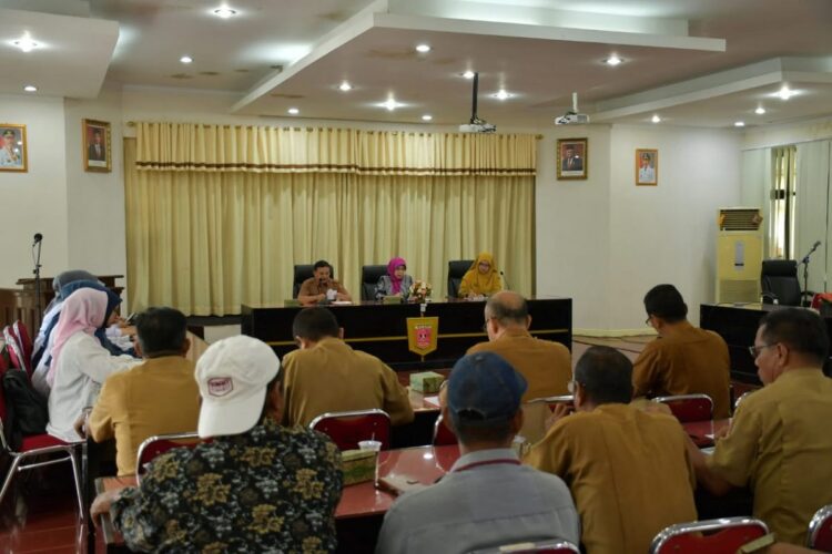 Kunker ke Agam, Senator Emma Yohana Inventarisir Masukan Revisi UU PLP2B 1 SAMBUTAN— Anggota Komite II DPD RI asal daerah pemilihan Sumatera Barat, Hj Emma Yohanna berikan sambutan saat melakukan kunjungan kerja ke Kabupaten Agam, Selasa (9/1).