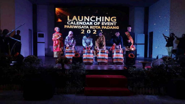 LAUNCHING KALENDER WISATA— Wali Kota Padang Hendri Septa melaunching Calendar of Event Pariwisata Kota Padang tahun 2024, di Bagindo Aziz Chan Youth Centre, Senin malam (8/1).