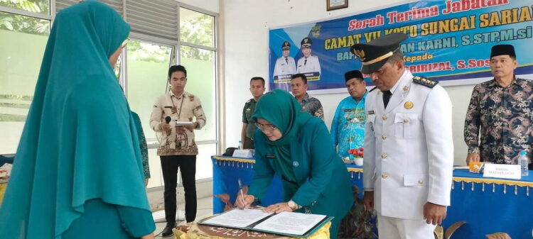 PELANTIKAN KETUA PKK— Ketua TP PKK Kabupaten Padangpariaman Yusrita Suhatri Bur saksikan penandatanganai berkas pelantikan Ketua PKK Kecamatan VII Koto.