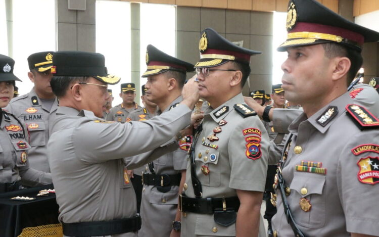 LANTIK— Kapolda Sumbar Irjen Pol Suharyono saat melantik empat pejabat utama dan enam Kapolres.