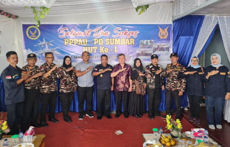 Lanud Sutan Sjahrir Padang Hadiri Peringatan HUT ke I PPPAU-PD Sumbar 1 PERINGTAN HUT— Kepala Dinas Personel Letkol Adm Aliyus, bersama Kepala Dinas Operasi Lanud SUT Mayor Lek Bambang Brades, menghadiri peringatan HUT ke-1 PPPAU Pengurus Daerah Sumatera Barat, di jalan Angkasa Puri I, Padang, Sabtu (20/1).