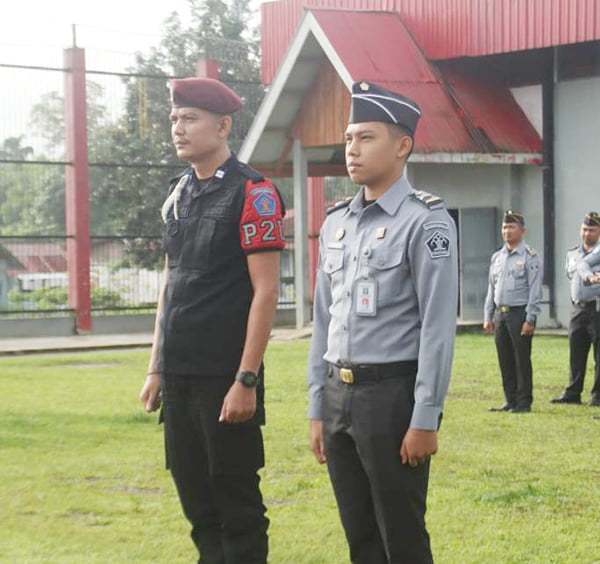 Apresiasi Kinerja, Dua Pegawai Lapas Bukittinggi Terima Penghargaan 1 TERIMA PENGHARGAAN— Dua pegawai Lapas Kelas IIA Bukittinggi terima piagam penghargaan,
Rabu (24/1).