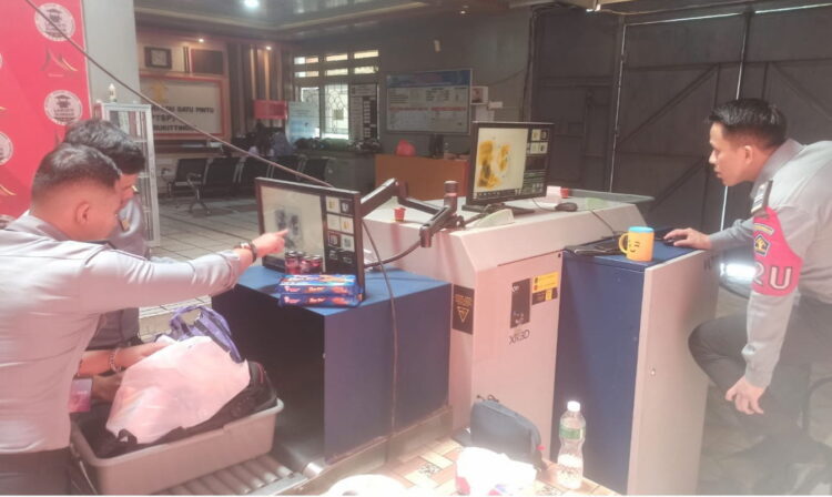 Antisipasi Penyelundupan Barang Terlarang, Lapas Bukittinggi Perketat Pengawasan 1 PERKETAT PENGAWASAN— Petugas Lapas Kelas IIA Bukittinggi memperketat pengawasan dan penggeledahan terhadap lalu lintas barang dan orang yang masuk dan keluar dari Lapas Bukittinggi.