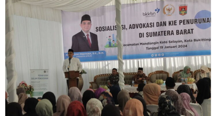 SOSIALISASI— Anggota DPR RI Komisi IX, Ade Rizki Pratam bersama BKKBN dan Pemerintah Kota Bukittinggi menggelar sosialisasi dan edukasi masalah stunting dengan salah satu bahasan tingginya resiko pada pasangan usia dini dan perempuan dewasa berahim lemah.