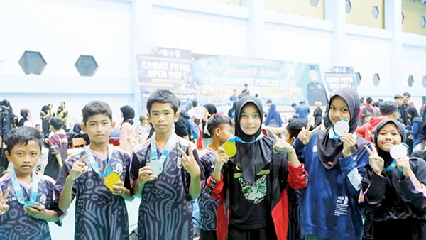 Kejuaraan Silat di Payakumbuh, MTsS Luki Binaan UPZ Semen Padang Raih 2 Emas, 4 Perak 1 MEDALI SILAT— Siswa dan Siswi MTsS Luki berhasil menorehkan prestasi dengan meraih dua emas dan empat perak di ajang Kejuaraan Pencak Silat Camar Putih Open, di Gedung Olahraga Nan Ompek Tanjung Pauh, Kota Payakumbuh.