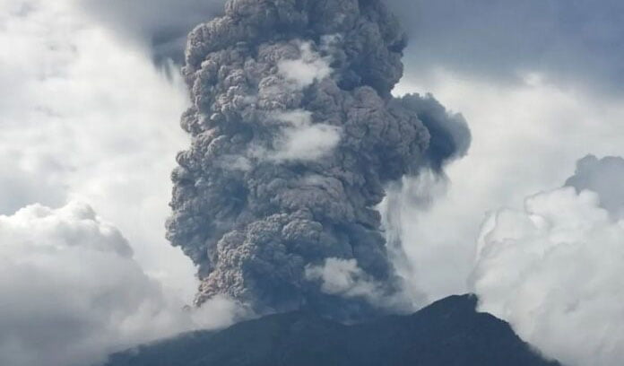 ERUPSI— Gunung Marapi yang terletak di wilayah Kabupaten Agam dan Tanahdatar, mengalami erupsi.