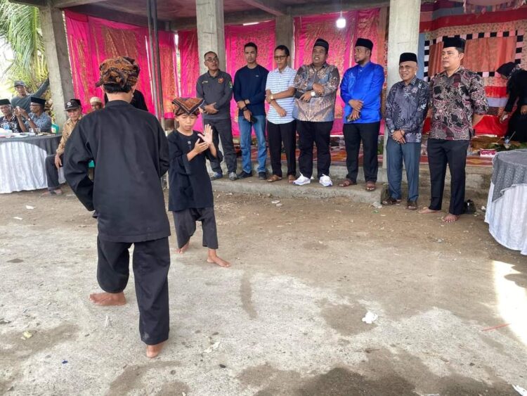 Batagak Kudo Kudo Surau, Warga Diajang Ramai-ramai Berinfak 1 BATAGAK KUDO-KUDO— Bupati Suhatri Bur disambut dengan atraksi silek saat menghadiri batagak kudo kudo Surau Ponggong di Korong Simpang Koto Hilalang Nagari Sikucur Timur.