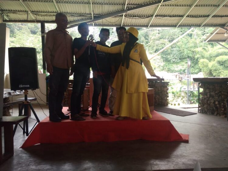 Sekretaris Porbi Limapuluh Kota Sebut Mega Zusmanurni Punya Perhatian untuk Kemajuan Nagari 1 SEMINAR— Mega Zuzmanurni bersama pengurus porbi dalam acara sosialisasi dan seminar PT Sinarmas.