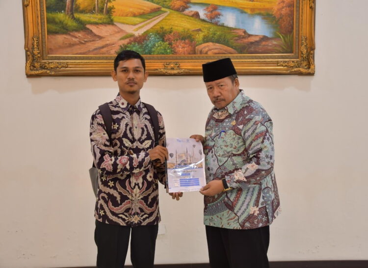 MEMBANGGAKAN— Bupati Agam Andri Warman bersama Rian Rendi yang merupakan putra asli Agam yang menjadi Ambassador Istambul Youth Summit 2024.