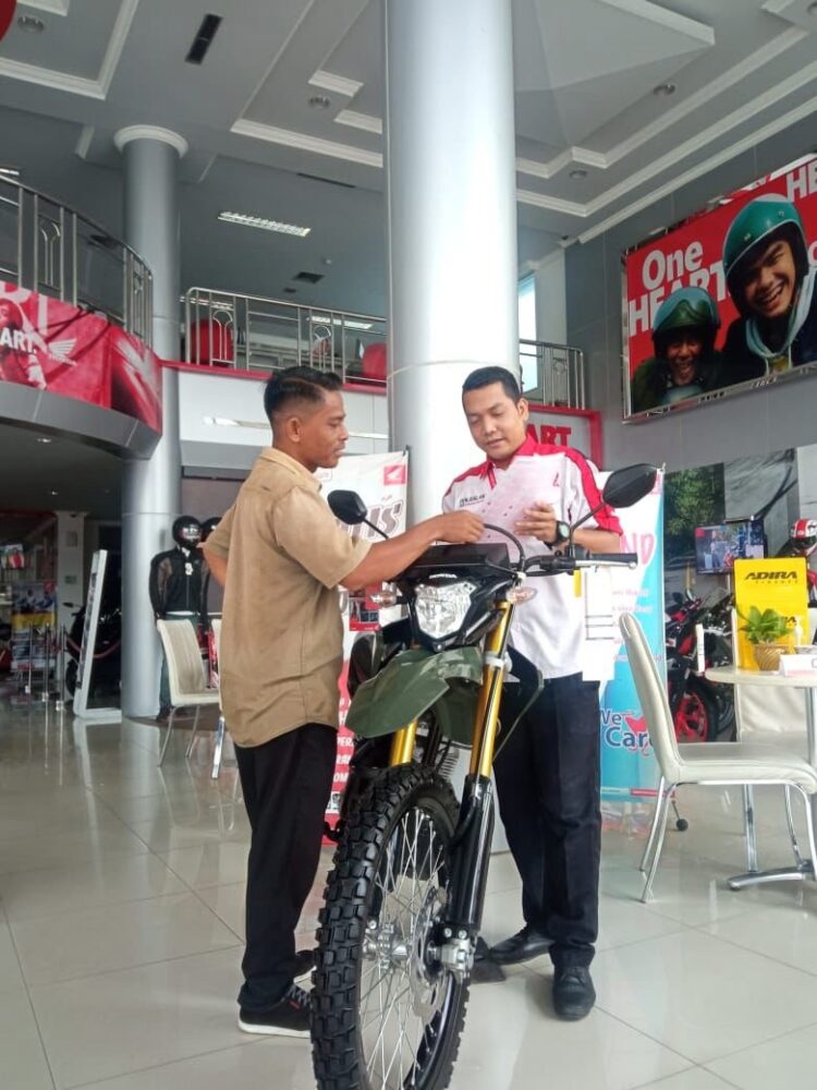LAYANI KONSUMEN-Sales marketing PT Menara Agung melayani konsumen yang melakukan pembelian Honda CRF 150L.