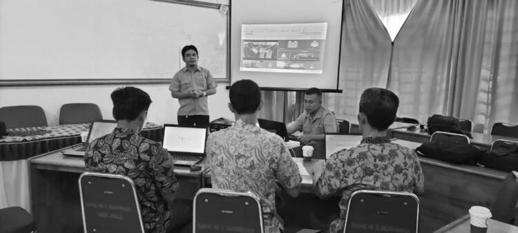 PAPARKAN-Training Analyst PT Menara Agung Rudi Arfandi memaparkan penggunaan E-Learning Edukasi Satu Hati di SMKN 1 Sumbar.