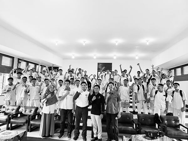 PAPARKAN-Instruktur Safety Riding PT Menara Agung Riandy Monru saat memaparkan materi #Cari_Aman Berkendara kepada siswa SMKN 1 Sumbar.