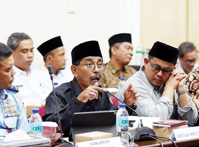 RAPAT KOORDINASI— Ketua KPU Sumbar, Surya Efitrimen menghadiri rapat koordinasi bersama dengan Gubernur, Forkopimda dan OPD terkait membahas persiapan PEmilu 2024, Jumat (12/1).