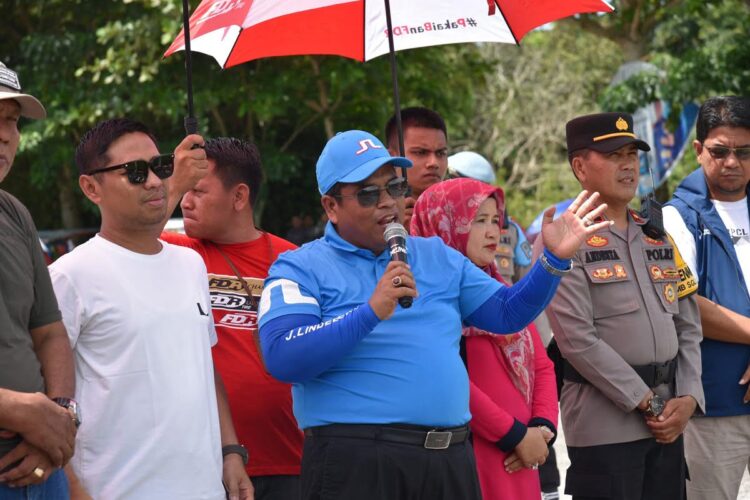 PEMBUKAAN KEJUARAN BUPATI ROAD RACE 2024—Bupati Padangpariaman Suhatri Bur memberikan sambutan saat membuka  Kejuaraan Bupati Padangpariaman Road Race 2024, dalam rangka  memeriahkan HUT Padangpariamann ke 191.