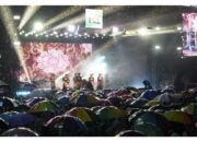 Diguyur Hujan, Masyarakat Tumpah Ruah Rayakan HUT 20 Solsel