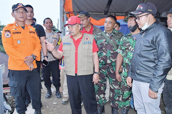 DATANGI POSKO— Bupati Agam Andri Warman datangi lokasi Pos Komando (posko) bencana erupsi Gunung Marapi di Jorong Batang Silasiah, Nagari Bukik Batabuah, Kecamatan Canduang, Sabtu (13/1).