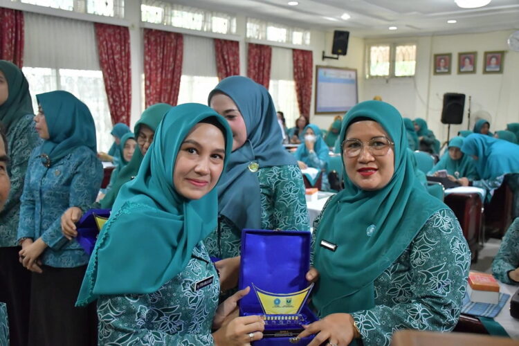 TERIMA PENGHARGAAN—Ketua TP PKK Padangpariaman Yusrita Suhatri Bur terima penghargaan gerakan keluarga sehat, tanggap dan tangguh bencana tingkat Provinsi Sumatera Barat tahun 2023.