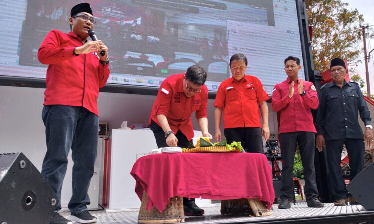 POTONG TUMPENG— Ketua DPD PDI Perjuangan Sumbar, Alex Indra Lukman didampingi Ketua DPC PDI Perjuangan Padang Albert Hendra Lukman, melakukan pemotongan tumpeng di HUT PDI Perjuangan ke-51, Rabu (10/1).