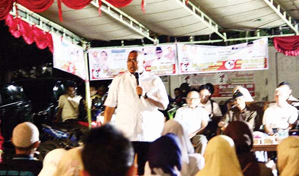 SIAP MENANGKAN PRABOWO— Anggota Komisi VI DPR RI yang juga caleg DPR Dapil Sumbar I, H Andre Rosiade saat kampanye di Linggar Jati, Kelurahan Parupuak Tabiang, Kecamatan Kototangah, Kota Padang beberapa waktu lalu.