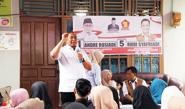 Andre Rosiade: Gerindra tak Gadang Ota, tapi Kerja Nyata 1 PILIH PRABOWO— Ketua Tim Kampanye Daerah (TKD) Prabowo-Gibran Sumbar, H Andre Rosiade, saat berkampanye di Cendana Mata Air, Kecamatan Padang Selatan, beberapa waktu lalu. Andre mengajak masyarakat Kota Padang untuk kembali memilih dan memenangkan Prabowo-Gibran.