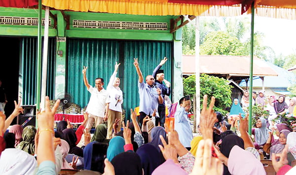 Andre Rosiade Kampanye di Dharmasraya, Teriakan Prabowo-Gibran Presiden Menggema 1 MENANGKAN PRABOWO-GIBRAN— Ketua Tim Kampanye Daerah (TKD) Prabowo Subanto-Gibran Rakabuming Raka Sumbar H Andre Rosiade, bersama Partai Gerindra berkampanye di Kabupaten Dharmasraya, Selasa (9/1). Andre juga berkampamye sebagai calon Anggota DPR RI dari Dapil Sumbar I.