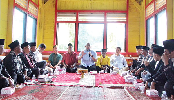 PULANG KAMPUNG— Anggota DPR RI Andre Rosiade menyalurkan sejumlah bantuan dan mengeksekusi langsung kebutuhan masyarakat, saat reses ke kampung halamannya, Aur Gading, Tanjung Ampalu, Kecamatan Koto VII, Kabupaten Sijunjung, Rabu (10/1) siang lalu.