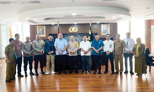 RAPAT KOORDINASI— Anggota DPR RI H Andre Rosiade menggelar rapat membahas dugaan penipuan koperasi di Dharmasraya, bersama Kapolda Sumbar Irjen Suharyono, Deputi bidang Perkoperasian Kementerian Koperasi dan UKM, Ahmad Zabadi di ruang kerja Kapolda Sumbar, Selasa (16/1) siang.