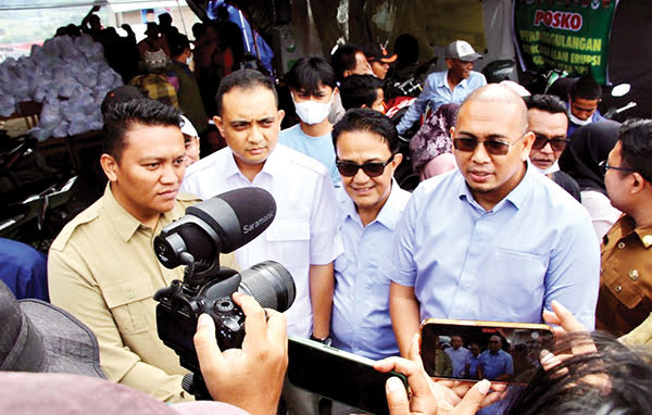 SERAHKAN BANTUAN— Anggota DPR-RI Andre Rosiade, mengunjungi posko penanganan bencana erupsi Gunung Marapi di Nagari Bukik Batabuah, Kecamatan Canduang, Selasa (16/1), dan menyerahkan bantuan 500 paket sembako untuk warga terdampak, serta uang tunai Rp 25 juta untuk dapur umum.
