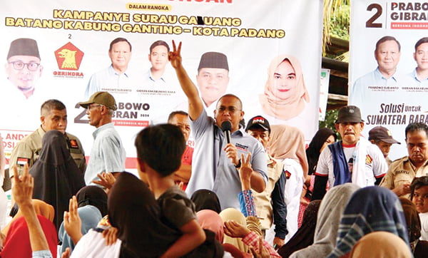 KAMPANYE PRABOWO— Ketua TKD Prabowo-Gibran Sumbar H Andre Rosiade, terus mengampanyekan pasangan Capres Prabowo dan Cawapres Gibran, sepanjang Kamis (19/1), dengan mendatangi tujuh lokasi kampanye di Kecamatan Kototangah dan Padang Timur, Kota Padang.