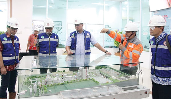 KUNJUNGAN KERJA— Anggota Komisi VI DPR RI asal Sumbar Andre Rosiade, melakukan kunjungan kerja ke PT Semen Padang, Jumat (19/1). Ikut hadir Direktur SDM dan Umum PT Semen Indonesia (SI) Agung Wiharto, Dirut PTSP Indrieffouny Indra, Direktur Keuangan dan Umum Oktoweri, Direktur Operasi Pri Gustari Akbar.