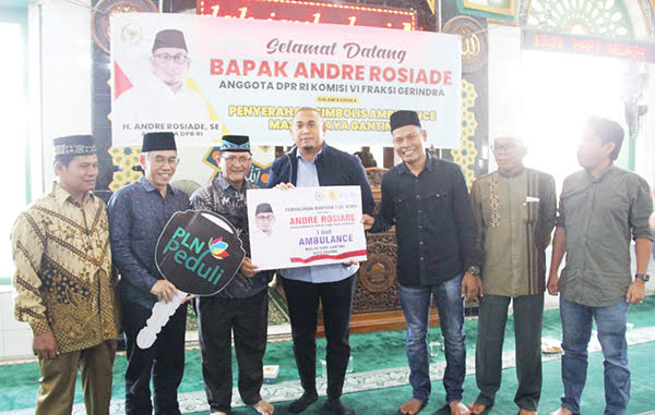 BANTUAN AMBULANS— Anggota DPR RI asal Sumbar H Andre Rosiade menyerahkan satu unit ambulans untuk Masjid Raya Ganting, Kampung Ganting, Kecamatan Padang Timur, Kota Padang, Selasa (23/1). Bantuan diterima Pengurus Masjid Raya Ganting Munandar.