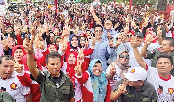 DIPADATI MASSA— Ribuan orang hadir saat Caleg DPR RI Dapil Sumbar I Andre Rosiade berkampanye bersama Caleg DPRD Padang Dapil 5 (Padang Selatan-Padang Timur) di Rawang dan Jati, Kota Padang, Selasa (25/1) lalu.